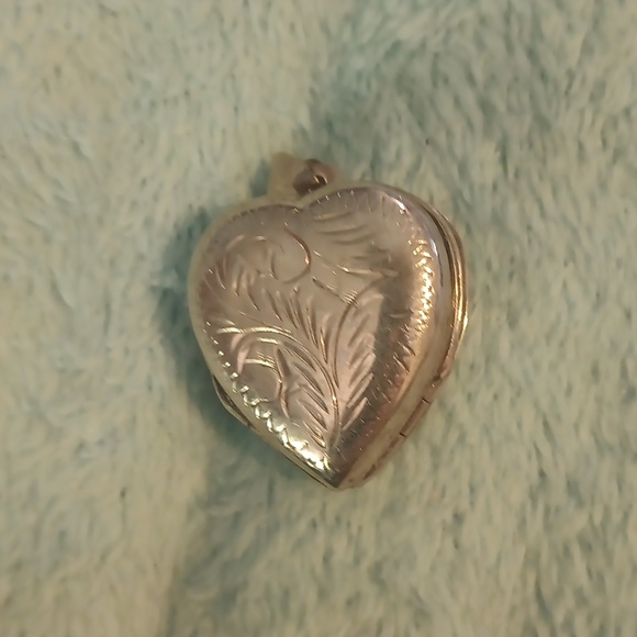 Beautiful vintage sterling silver etched heart locket 1 inch up and down - Picture 3 of 4